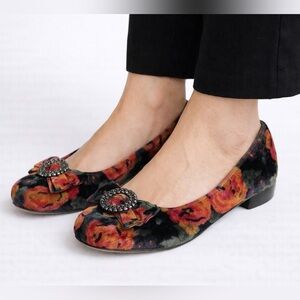 VIA SPIGA Velvet Floral Ballet Flats Bow Rhinestone Accent
Slip On US 10M